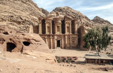 Ürdün'de Petra antik şehir kalıntıları. Petra, Jordan ve kimin nüfusu Raqmu olarak adlandırılan antik Nabatean Krallığı ' nın başkenti önemli bir arkeolojik sitedir. Petra taş ile inşa ama kelimenin tam anlamıyla, kazılan bir şehir değildir ve 