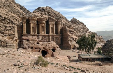 Ürdün'de Petra antik şehir kalıntıları. Petra, Jordan ve kimin nüfusu Raqmu olarak adlandırılan antik Nabatean Krallığı ' nın başkenti önemli bir arkeolojik sitedir. Petra taş ile inşa ama kelimenin tam anlamıyla, kazılan bir şehir değildir ve 