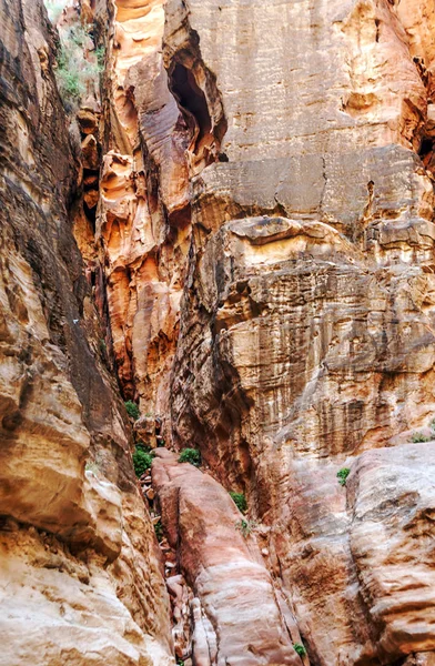 Ürdün'de Petra antik şehir kalıntıları. Petra, Jordan ve kimin nüfusu Raqmu olarak adlandırılan antik Nabatean Krallığı ' nın başkenti önemli bir arkeolojik sitedir. Petra taş ile inşa ama kelimenin tam anlamıyla, kazılan bir şehir değildir ve 