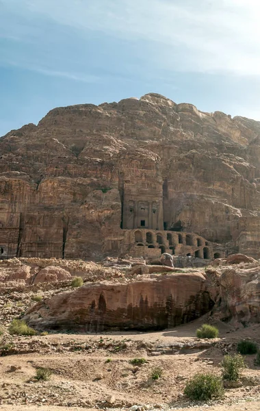 ヨルダンのペトラの古代都市の遺跡 ペトラは ヨルダンと住民はそれに Raqmu と呼ばれる古代のナバティーン王国の首都の重要な考古学的なサイトです ペトラは石で構築された 文字通り 出土した街でないと — ストック写真