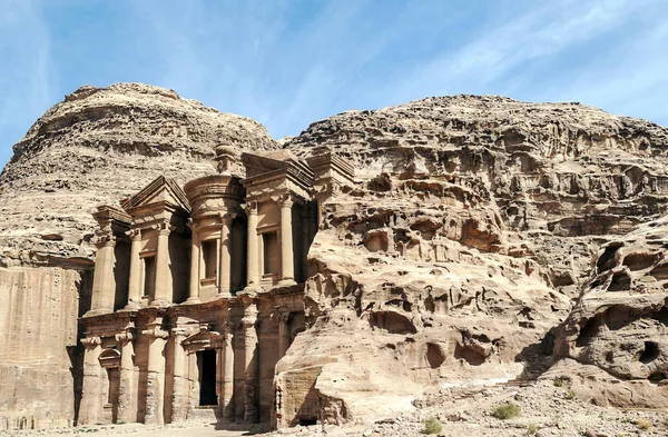 ヨルダンのペトラの古代都市の遺跡 ペトラは ヨルダンと住民はそれに Raqmu と呼ばれる古代のナバティーン王国の首都の重要な考古学的なサイトです ペトラは石で構築された 文字通り 出土した街でないと — ストック写真