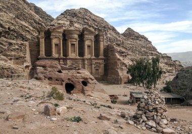 Ürdün'de Petra antik şehir kalıntıları. Petra, Jordan ve kimin nüfusu Raqmu olarak adlandırılan antik Nabatean Krallığı ' nın başkenti önemli bir arkeolojik sitedir. Petra taş ile inşa ama kelimenin tam anlamıyla, kazılan bir şehir değildir ve 