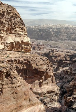 Ürdün'de Petra antik şehir kalıntıları. Petra, Jordan ve kimin nüfusu Raqmu olarak adlandırılan antik Nabatean Krallığı ' nın başkenti önemli bir arkeolojik sitedir. Petra taş ile inşa ama kelimenin tam anlamıyla, kazılan bir şehir değildir ve 