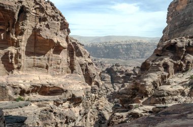 Ürdün'de Petra antik şehir kalıntıları. Petra, Jordan ve kimin nüfusu Raqmu olarak adlandırılan antik Nabatean Krallığı ' nın başkenti önemli bir arkeolojik sitedir. Petra taş ile inşa ama kelimenin tam anlamıyla, kazılan bir şehir değildir ve 