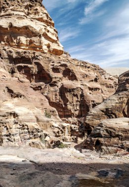 Ürdün'de Petra antik şehir kalıntıları. Petra, Jordan ve kimin nüfusu Raqmu olarak adlandırılan antik Nabatean Krallığı ' nın başkenti önemli bir arkeolojik sitedir. Petra taş ile inşa ama kelimenin tam anlamıyla, kazılan bir şehir değildir ve 
