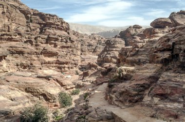 Ürdün'de Petra antik şehir kalıntıları. Petra, Jordan ve kimin nüfusu Raqmu olarak adlandırılan antik Nabatean Krallığı ' nın başkenti önemli bir arkeolojik sitedir. Petra taş ile inşa ama kelimenin tam anlamıyla, kazılan bir şehir değildir ve 