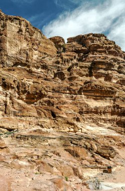 Ürdün'de Petra antik şehir kalıntıları. Petra, Jordan ve kimin nüfusu Raqmu olarak adlandırılan antik Nabatean Krallığı ' nın başkenti önemli bir arkeolojik sitedir. Petra taş ile inşa ama kelimenin tam anlamıyla, kazılan bir şehir değildir ve 