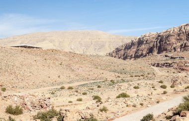 Ürdün'de Petra antik şehir kalıntıları. Petra, Jordan ve kimin nüfusu Raqmu olarak adlandırılan antik Nabatean Krallığı ' nın başkenti önemli bir arkeolojik sitedir. Petra taş ile inşa ama kelimenin tam anlamıyla, kazılan bir şehir değildir ve 