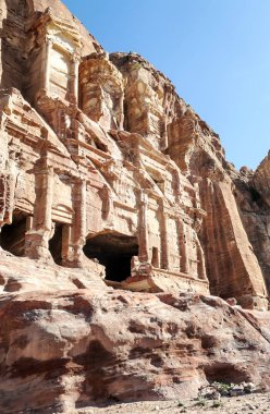 Ürdün'de Petra antik şehir kalıntıları. Petra, Jordan ve kimin nüfusu Raqmu olarak adlandırılan antik Nabatean Krallığı ' nın başkenti önemli bir arkeolojik sitedir. Petra taş ile inşa ama kelimenin tam anlamıyla, kazılan bir şehir değildir ve 