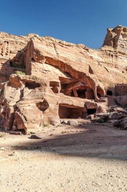Ürdün'de Petra antik şehir kalıntıları. Petra, Jordan ve kimin nüfusu Raqmu olarak adlandırılan antik Nabatean Krallığı ' nın başkenti önemli bir arkeolojik sitedir. Petra taş ile inşa ama kelimenin tam anlamıyla, kazılan bir şehir değildir ve 