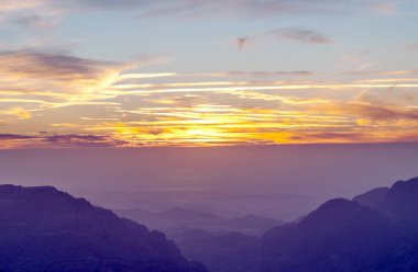 Ürdün'de Petra antik şehir kalıntıları. Petra, Jordan ve kimin nüfusu Raqmu olarak adlandırılan antik Nabatean Krallığı ' nın başkenti önemli bir arkeolojik sitedir. Petra taş ile inşa ama kelimenin tam anlamıyla, kazılan bir şehir değildir ve 