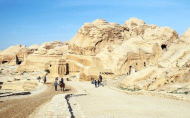 Petra, Ürdün-Şubat 2015. Petra Ürdün turist... Petra, Jordan ve kimin nüfusu Raqmu olarak adlandırılan antik Nabatean Krallığı ' nın başkenti önemli bir arkeolojik sitedir. Petra ile taş ama kelimenin tam anlamıyla inşa edilmiş bir şehir değil, 