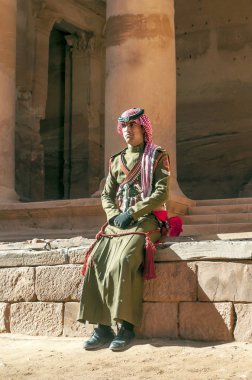 Petra, Ürdün-Şubat 2015. Petra Ürdün turist... Petra, Jordan ve kimin nüfusu Raqmu olarak adlandırılan antik Nabatean Krallığı ' nın başkenti önemli bir arkeolojik sitedir. Petra ile taş ama kelimenin tam anlamıyla inşa edilmiş bir şehir değil, 