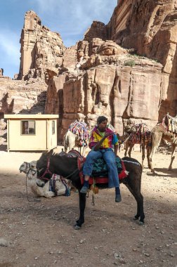 Petra, Ürdün-Şubat 2015. Petra Ürdün turist... Petra, Jordan ve kimin nüfusu Raqmu olarak adlandırılan antik Nabatean Krallığı ' nın başkenti önemli bir arkeolojik sitedir. Petra ile taş ama kelimenin tam anlamıyla inşa edilmiş bir şehir değil, 