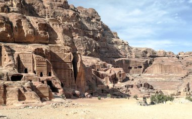 Petra, Ürdün-Şubat 2015. Petra Ürdün turist... Petra, Jordan ve kimin nüfusu Raqmu olarak adlandırılan antik Nabatean Krallığı ' nın başkenti önemli bir arkeolojik sitedir. Petra ile taş ama kelimenin tam anlamıyla inşa edilmiş bir şehir değil, 