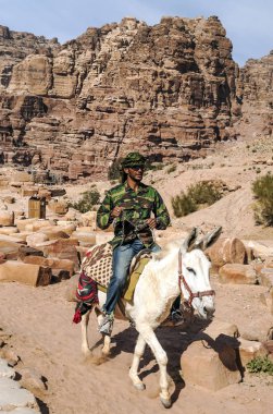 Petra, Ürdün-Şubat 2015. Petra Ürdün turist... Petra, Jordan ve kimin nüfusu Raqmu olarak adlandırılan antik Nabatean Krallığı ' nın başkenti önemli bir arkeolojik sitedir. Petra ile taş ama kelimenin tam anlamıyla inşa edilmiş bir şehir değil, 