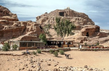 Petra, Ürdün-Şubat 2015. Petra Ürdün turist... Petra, Jordan ve kimin nüfusu Raqmu olarak adlandırılan antik Nabatean Krallığı ' nın başkenti önemli bir arkeolojik sitedir. Petra ile taş ama kelimenin tam anlamıyla inşa edilmiş bir şehir değil, 