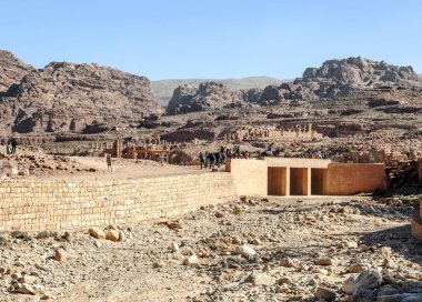 Petra, Ürdün-Şubat 2015. Petra Ürdün turist... Petra, Jordan ve kimin nüfusu Raqmu olarak adlandırılan antik Nabatean Krallığı ' nın başkenti önemli bir arkeolojik sitedir. Petra ile taş ama kelimenin tam anlamıyla inşa edilmiş bir şehir değil, 