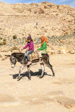 Petra, Ürdün-Şubat 2015. Petra Ürdün turist... Petra, Jordan ve kimin nüfusu Raqmu olarak adlandırılan antik Nabatean Krallığı ' nın başkenti önemli bir arkeolojik sitedir. Petra ile taş ama kelimenin tam anlamıyla inşa edilmiş bir şehir değil, 