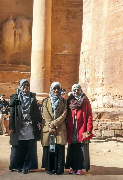 Petra, Ürdün-Şubat 2015. Petra Ürdün turist... Petra, Jordan ve kimin nüfusu Raqmu olarak adlandırılan antik Nabatean Krallığı ' nın başkenti önemli bir arkeolojik sitedir. Petra ile taş ama kelimenin tam anlamıyla inşa edilmiş bir şehir değil, 