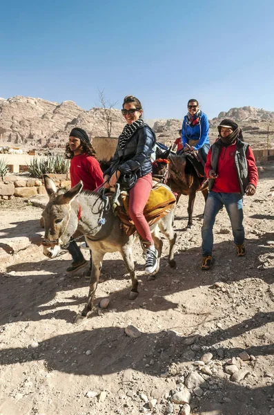 Petra, Ürdün-Şubat 2015. Petra Ürdün turist... Petra, Jordan ve kimin nüfusu Raqmu olarak adlandırılan antik Nabatean Krallığı ' nın başkenti önemli bir arkeolojik sitedir. Petra ile taş ama kelimenin tam anlamıyla inşa edilmiş bir şehir değil, 