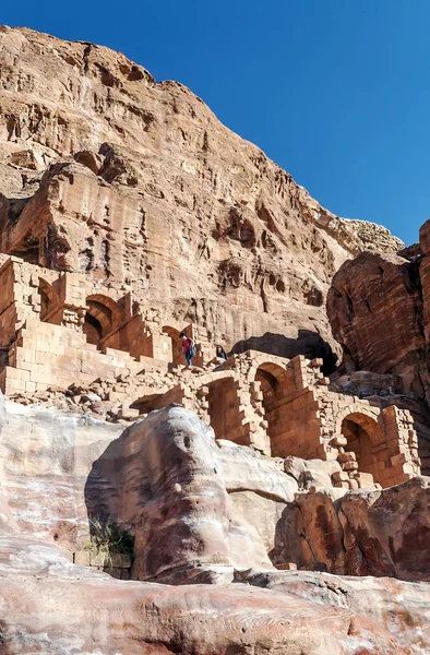 ペトラ ヨルダン 2015年 ヨルダンのペトラ観光客 ペトラは ヨルダンと住民はそれに Raqmu と呼ばれる古代のナバティーン王国の首都の重要な考古学的なサイトです ペトラは石が 文字通りで構築された都市ではないです — ストック写真