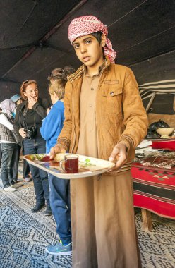 Wadi Rum, Ürdün-Şubat 2015. Turistler Wadi Rum çöl. Wadi Rum, Güney Ürdün'bulunan korumalı bir çöl alandır. Ishrin gibi etkileyici Kumtaşı Dağları ve Bu taş köprü gibi doğal kemerler ile karakterizedir