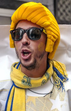 Cadiz, Andalusia, İspanya-Şubat 2015. Anonim kişi kılığına girmiş şarkı karnaval Cadiz, İspanya.