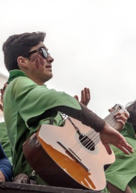 Cadiz, Andalusia, İspanya-Şubat 2015. Anonim kişi kılığına girmiş şarkı karnaval Cadiz, İspanya.