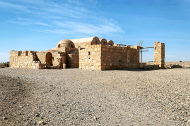 Yıkık kalede içinde çöl, Wadi Rum Ürdün'de güneşli bir günde.