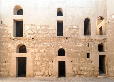 Yıkık kalede içinde çöl, Wadi Rum Ürdün'de güneşli bir günde.