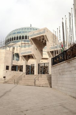 Ürdün Kralı Abdullah Camii. Cami muhteşem mavi mozaiklerle kaplı bir kubbe tarafından taç ve en fazla 3000 kişi kapasiteli, aynı zamanda iki küçük kubbe ve fütüristik mimarisi iki minaresi vardır. Cami bulunur