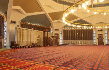 Ürdün Kralı Abdullah Camii içinde lamba. Cami muhteşem mavi mozaiklerle kaplı bir kubbe tarafından taç ve en fazla 3000 kişi kapasiteli, aynı zamanda iki küçük kubbe ve fütüristik mimarisi iki minaresi vardır. Cami l.