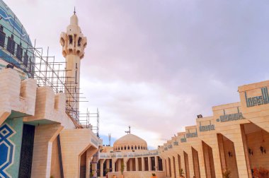 Ürdün Kralı Abdullah Camii. Cami muhteşem mavi mozaiklerle kaplı bir kubbe tarafından taç ve en fazla 3000 kişi kapasiteli, aynı zamanda iki küçük kubbe ve fütüristik mimarisi iki minaresi vardır. Cami bulunur