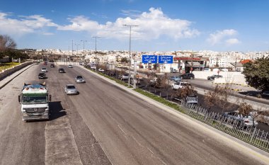 Amman, Ürdün-Şubat 2015. Yol, Ürdün, Amman bulutlu bir günde başkentinde arabalı.