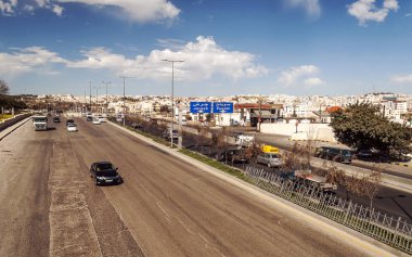 Amman, Ürdün-Şubat 2015. Yol, Ürdün, Amman bulutlu bir günde başkentinde arabalı.
