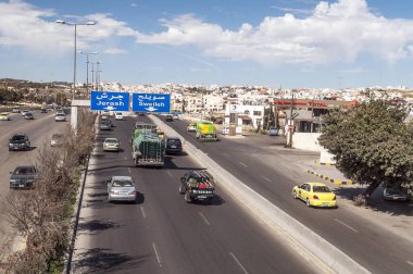 Amman, Ürdün-Şubat 2015. Yol, Ürdün, Amman bulutlu bir günde başkentinde arabalı.