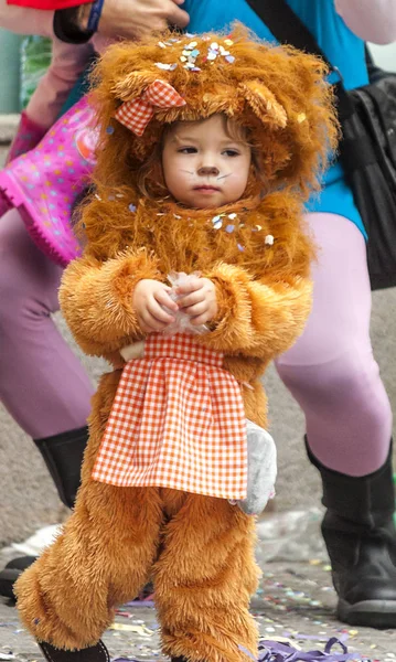 Cadiz, Andalusia, İspanya-Şubat 2015. Anonim kişi kılığına girmiş şarkı karnaval Cadiz, İspanya.