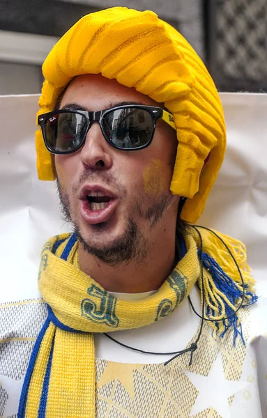 Cadiz, Andalusia, İspanya-Şubat 2015. Anonim kişi kılığına girmiş şarkı karnaval Cadiz, İspanya.