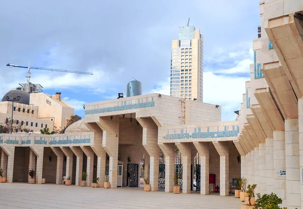 约旦阿卜杜拉国王清真寺 清真寺是一个圆顶覆盖着宏伟的蓝色马赛克 并有多达 000 人的能力 它也有两个较小的圆顶和两个尖塔的未来主义建筑 清真寺位于 — 图库照片
