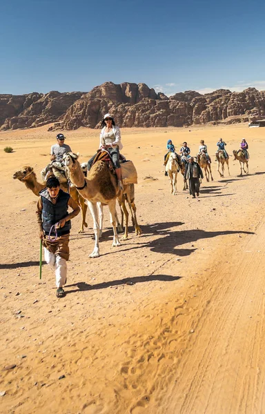 Wadi Rum, Ürdün-Şubat 2015. Turistler Wadi Rum çöl. Wadi Rum, Güney Ürdün'bulunan korumalı bir çöl alandır. Ishrin gibi etkileyici Kumtaşı Dağları ve Bu taş köprü gibi doğal kemerler ile karakterizedir