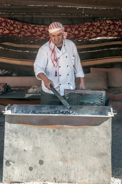 Wadi Rum Jordanië Februari 2015 Arabische Man Koken Een Vlees — Stockfoto