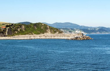 Güneşli bir Bask Ülkesi'Cantabria deniz kıyılarında.
