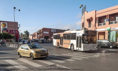 Marakeş, Fas - Temmuz 2015. Bunlar aracılığıyla anonim insanlar ile Marrakesh sokaklarında. Şehrin en büyük geleneksel bir pazarın ve bir Afrika ve dünyanın en yoğun kareler vardır. Çok sayıda anıtlar herita sahip