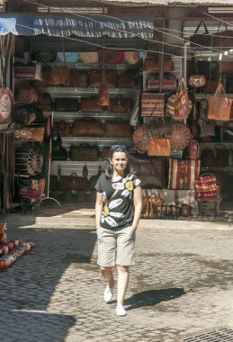 Marakeş, Fas - Temmuz 2015. Bunlar aracılığıyla anonim insanlar ile Marrakesh sokaklarında. Şehrin en büyük geleneksel bir pazarın ve bir Afrika ve dünyanın en yoğun kareler vardır. Çok sayıda anıtlar herita sahip