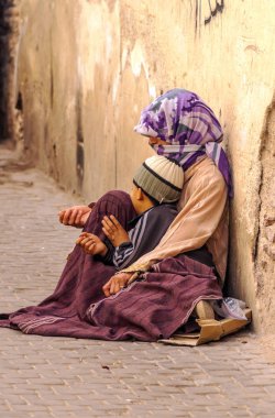 Marakeş, Fas - Temmuz 2015 sokak Marrakesh bir kadın ve kızı yalvarıyor.