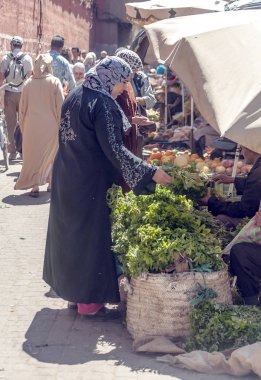 Marakeş, Fas - Temmuz 2015. Bunlar aracılığıyla anonim insanlar ile Marrakesh sokaklarında. Şehrin en büyük geleneksel bir pazarın ve bir Afrika ve dünyanın en yoğun kareler vardır. Çok sayıda anıtlar herita sahip