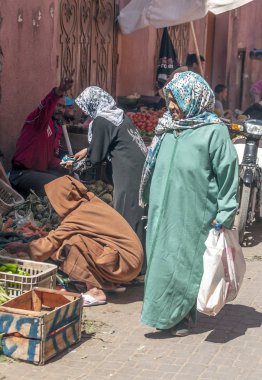 Marakeş, Fas - Temmuz 2015. Bunlar aracılığıyla anonim insanlar ile Marrakesh sokaklarında. Şehrin en büyük geleneksel bir pazarın ve bir Afrika ve dünyanın en yoğun kareler vardır. Çok sayıda anıtlar herita sahip