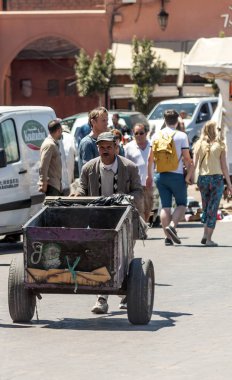 Marakeş, Fas - Temmuz 2015. Bunlar aracılığıyla anonim insanlar ile Marrakesh sokaklarında. Şehrin en büyük geleneksel bir pazarın ve bir Afrika ve dünyanın en yoğun kareler vardır. Çok sayıda anıtlar herita sahip