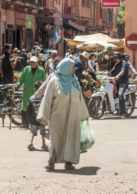Marakeş, Fas - Temmuz 2015. Bunlar aracılığıyla anonim insanlar ile Marrakesh sokaklarında. Şehrin en büyük geleneksel bir pazarın ve bir Afrika ve dünyanın en yoğun kareler vardır. Çok sayıda anıtlar herita sahip